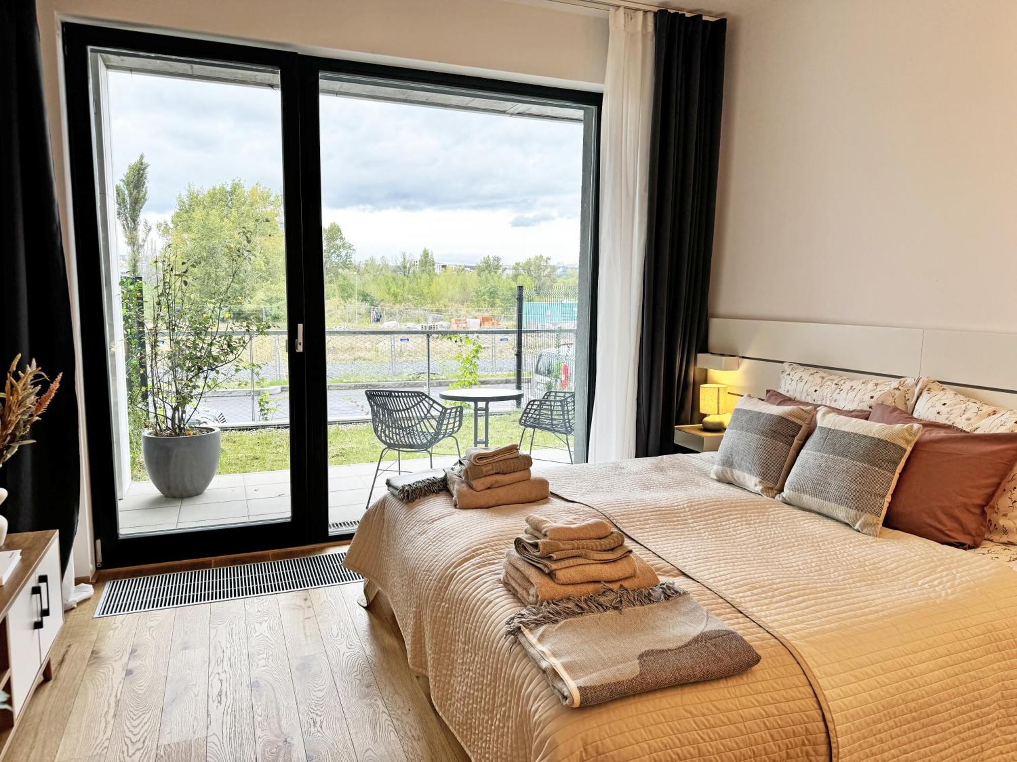 New Studio, King Bed, Free Parking, Terrace Apartamento